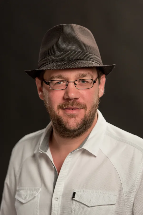 Loïc Aubrays, portant un chapeau