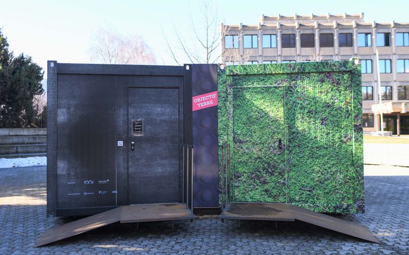Des QR codes dehors, des contenus dedans. Deux containers pour l'expo