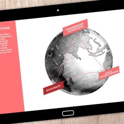 Une tablette ouverte sur l'app montrant une mapemonde et des connexions entre des thèmes