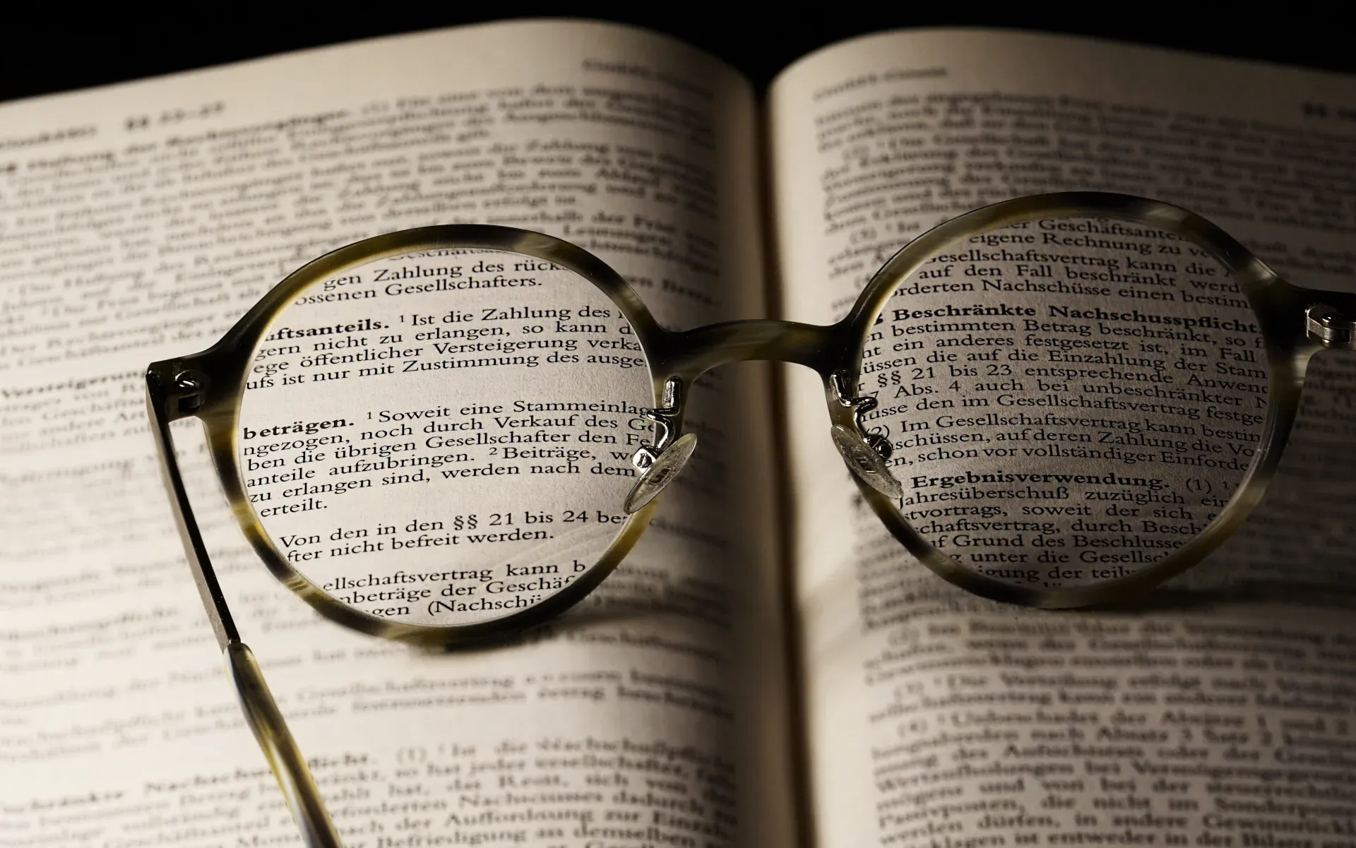 Une paire de lunettes posée sur un livre ouvert