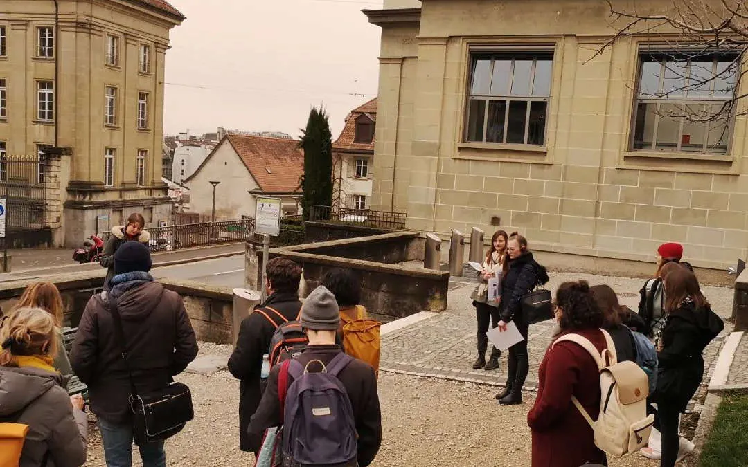 Étudiants présentant devant l'ancien hôpital de la Mercerie à Lausanne